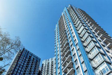 Güneşli bir günde mavi gökyüzü altında modern mavi kule binaları veya gökdelenler