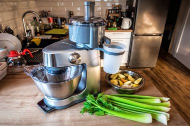 Meyve sıkacağı ile modern gıda işlemcisi meyve suyu yapımına hazır, sağlıklı organik kereviz dalı