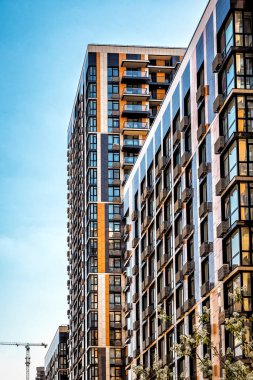 Modern gökdelenler ya da gökdelenler ve güneşli bir günde mavi gökyüzü