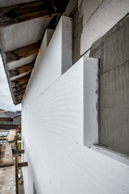 Sert köpük yalıtımlı sıva kaplı ev duvarı. Modern teknoloji, inşaat, yenileme, enerji tasarrufu. Sanayi teması