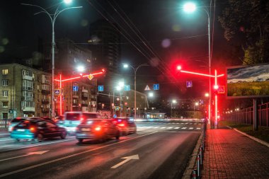 Gece şehrindeki modern trafik ışığı semaforunda kırmızı ışık. Ulaşım teması