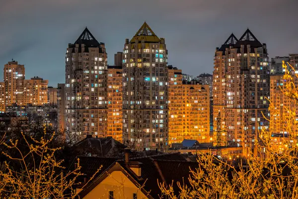 Modern gökdelenler. Kiev, Ukrayna 'da bir gece. Gece şehrinin simgesi. Peyzaj