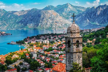 Kilisenin çan kulesi. Eski şehir Kotor 'daki tepedeki kulede ve Karadağ' daki Kotor Körfezi 'nde bulunan 