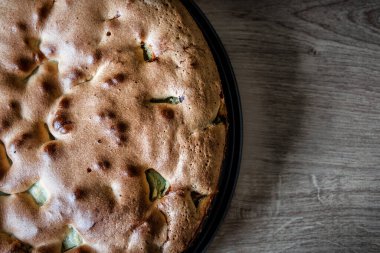 Masadaki fırından çıkan nefis ravent ve elmalı turta. Yiyecek ve içecek teması