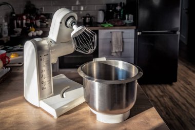 Mutfak masasındaki yemek işlemcisi. Yiyecek ve içecek teması