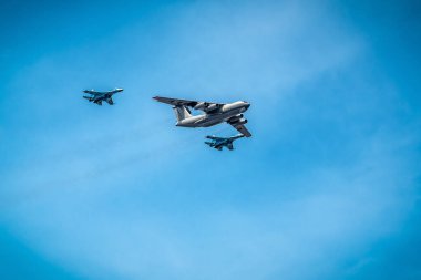 Askeri savaş uçakları mavi gökyüzünde uçuyor. Ulaşım teması