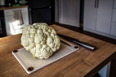 Mutfak masasında olgun organik çiğ karnabahar.