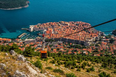 Hırvatistan 'ın güzel bir yaz gününde eski Dubrovnik kentindeki teleferik asansörünün görüntüsü. Seyahat ve tatil teması