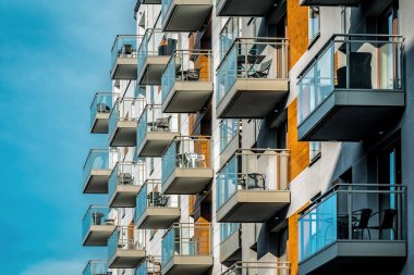 Pencere çerçeveli ön cephe ve günışığında modern tarzda balkon.