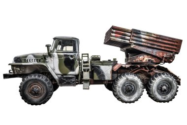 Rusty Launcher 'ın beyaz arka planda izole edilmiş askeri kamyona dayanarak BM Grad yayını. Tepkisel yangın sistemi. Askeri ve savaş teması