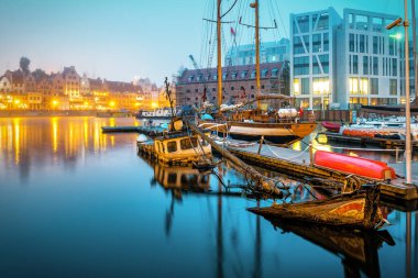 Akşamları Gdansk körfezinde batık bir gemi. Seyahat ve tatil teması