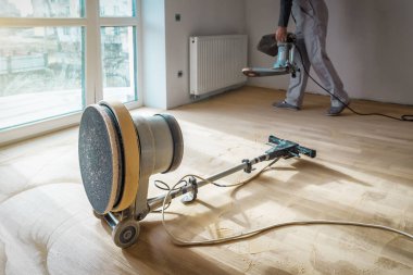 Parke döşeme yenileme, profesyonel cilalama makineleri. Sanayi teması