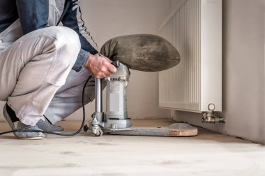 Zor yerler ve oda açısı için profesyonel zımpara makinesi. Ahşap zemin tadilatı