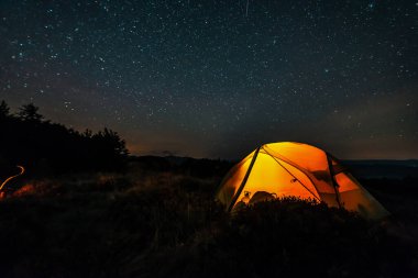 Yıldızların altındaki vahşi doğada profesyonel turist çadırı.