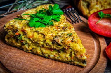 Tahtada maydanoz yapraklı lezzetli sebze turtasının üçgeni.