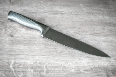 Ahşap arka planda gümüş mutfak bıçağı.