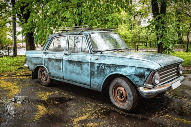 Yağmurun altında terk edilmiş eski bir araba. Ulaşım teması