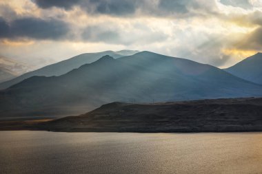 Dağlarla, gölle ve güzel günbatımıyla manzara