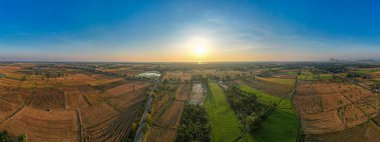 Tayland 'ın Phetchaburi ili kırsal kesiminde gün doğumu manzarası.