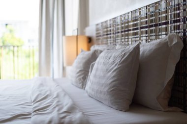 Odada yatak ve yastıklar