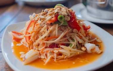 Papaya salatası Somtam Tayland halkının yemeyi sevdiği bir Tayland yemeğidir..