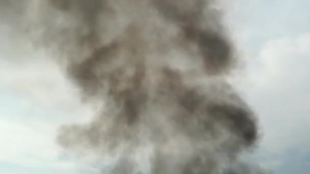 燃えるゴミからの煙 — ストック動画