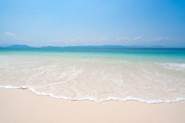 Güzel kumsallar, deniz suyu ve Güney Tayland, Asya 'da dalgalar.