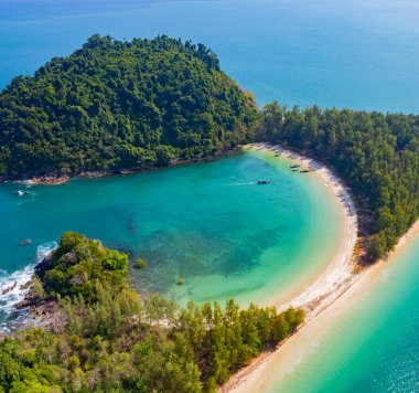 Andaman Denizi 'ndeki Kamtok adası ya da Koh Kamtok manzarası. Ranong Eyaleti, Tayland, Asya' nın mavi suları.