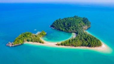 Andaman Denizi 'ndeki Kamtok adası ya da Koh Kamtok manzarası. Ranong Eyaleti, Tayland, Asya' nın mavi suları.