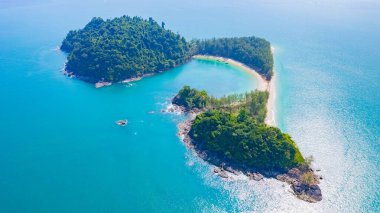 Andaman Denizi 'ndeki Kamtok adası ya da Koh Kamtok manzarası. Ranong Eyaleti, Tayland, Asya' nın mavi suları.