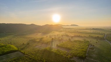 Güneşin doğuşunu görmek güzel doğanın ortasında.