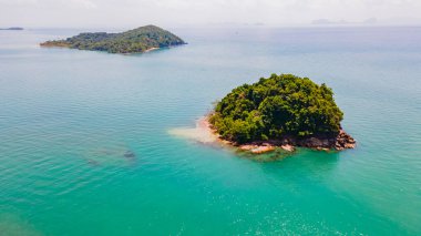 Güzel mavi suları olan küçük bir ada. Güney Tayland, Asya.