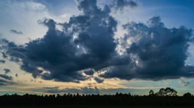 Zaman atlamalı bulutlar ve günbatımı