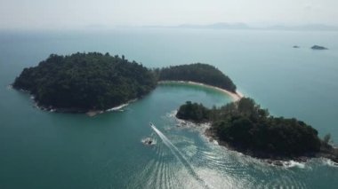 Andaman Denizi ve Kam Tok Adası 'nın güzel manzarası, Ranong Eyaleti, Güney Tayland, Asya.