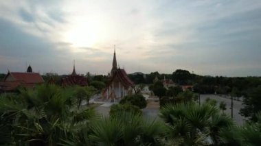 Wat Chalong, Tayland 'ın güneyinde, Phuket eyaletinin önemli bir tapınağıdır..