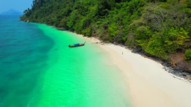 Andaman Denizi 'ndeki Yarasa Adası manzarası. Ranong Eyaleti' nin güzel mavi suları. Güney Tayland, Asya.