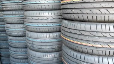 Lastik dükkanında yeni lastikler