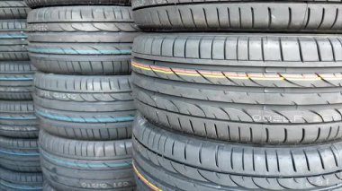 Lastik dükkanında yeni lastikler