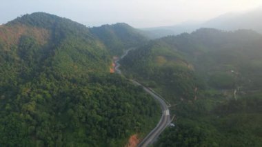 Dağların arasından Tayland 'ın Ranong eyaletine giden yol manzaralı..
