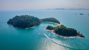 Andaman Denizi 'ndeki adalar ve Koh Kamtok' un güzel plajları, Ranong Eyaleti, güney Tayland, Asya