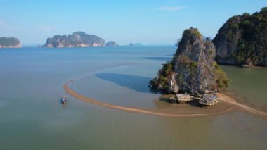 Phang Nga Körfezi 'ndeki denizin ortasındaki kum tepecikleri ve Tayland' ın güneyindeki Phang Nga Bölgesi, Asya adaları..