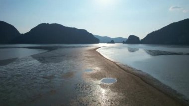 Phang Nga Körfezi 'ndeki denizin ortasındaki kum tepecikleri ve Tayland' ın güneyindeki Phang Nga Bölgesi, Asya adaları..