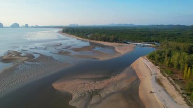 Akşamları Pak Meng Sahili 'nin güzel manzarası, Tayland' ın güneyinde, Trang Eyaleti 'nin gün batımı, Asya
