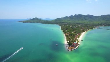 Video 4K, Güzel sahil ve deniz manzaralı Koh Muk veya Koh Muk Adası Trang Eyaleti, Güney Tayland, Asya