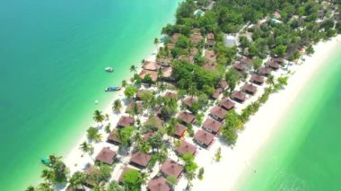 Video 4K, Güzel sahil ve deniz manzaralı Koh Muk veya Koh Muk Adası Trang Eyaleti, Güney Tayland, Asya