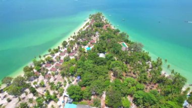 Video 4K, Güzel sahil ve deniz manzaralı Koh Muk veya Koh Muk Adası Trang Eyaleti, Güney Tayland, Asya