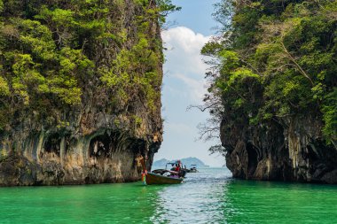 Andaman Denizi, Krabi Eyaleti, Güney Tayland ve Asya 'daki adaları görmek için uzun kuyruklu bir tekne turu yapın.