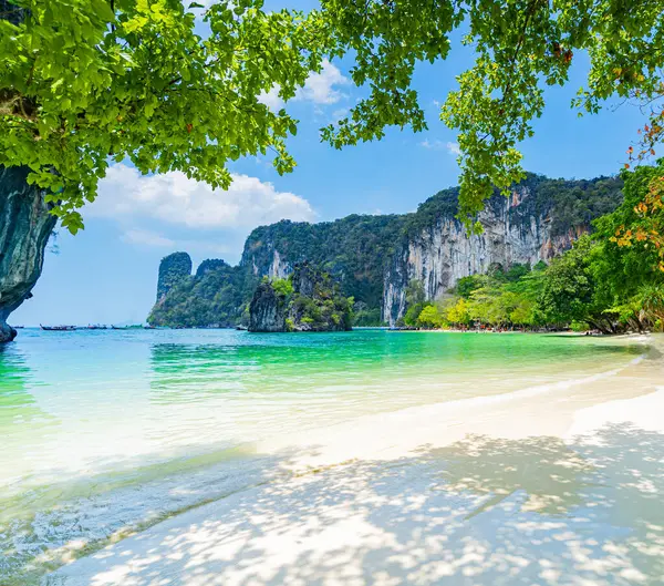 Hong Adası, Krabi Eyaleti, Güney Tayland, Asya 'daki güzel kumlu plaj.