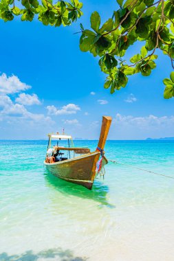 Deniz, Kadar adasında uzun kuyruklu tekneleri olan kumlu sahil ya da Koh Kradan, Trang Eyaleti, güney Tayland, Asya