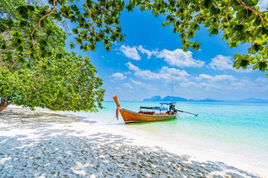 Deniz, Kadar adasında uzun kuyruklu tekneleri olan kumlu sahil ya da Koh Kradan, Trang Eyaleti, güney Tayland, Asya